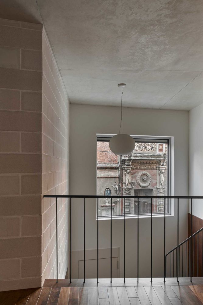 Emphasising the Value of Shadows: House in Barcelona by gr-os.