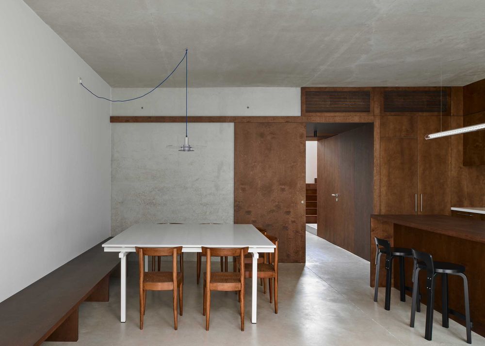 Emphasising the Value of Shadows: House in Barcelona by gr-os.
