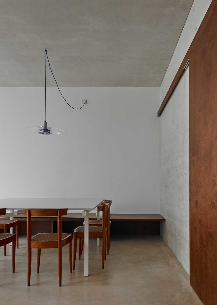 Emphasising the Value of Shadows: House in Barcelona by gr-os.