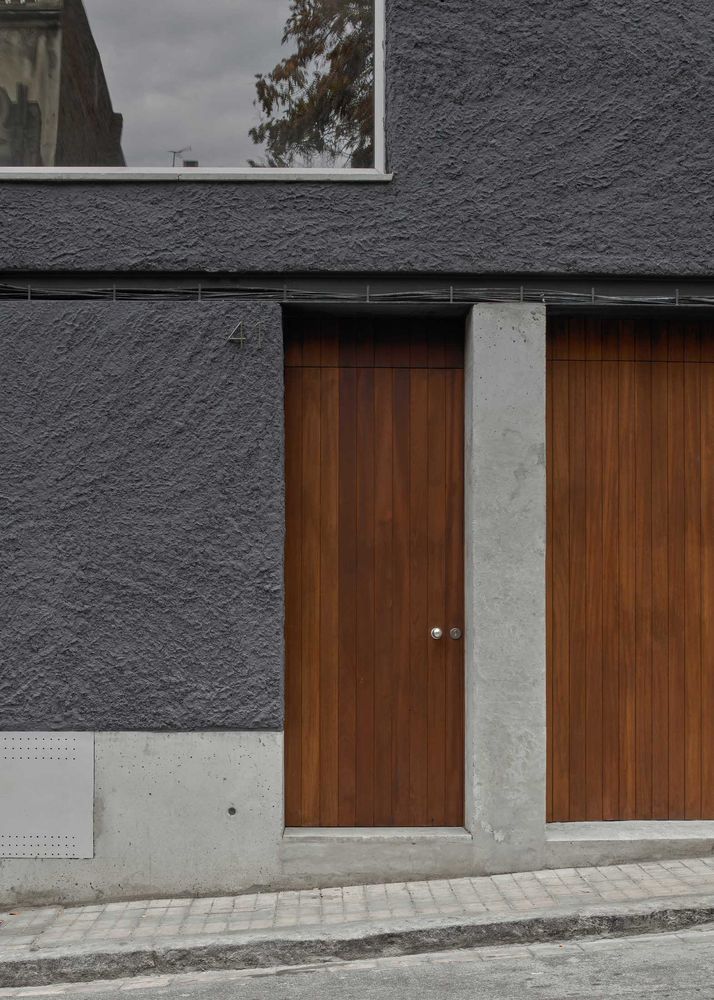 Emphasising the Value of Shadows: House in Barcelona by gr-os.