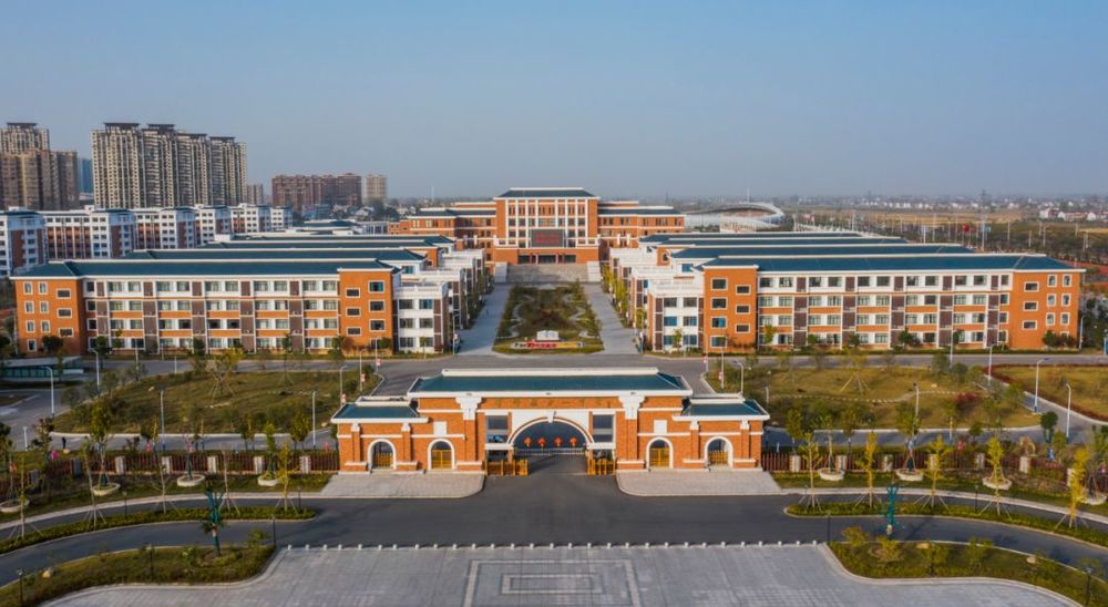 霍邱一中楚汉风新校区 | 两轴一心，江南水景校园