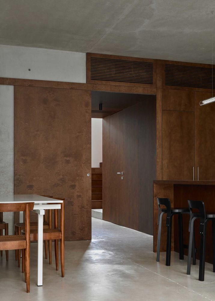 Emphasising the Value of Shadows: House in Barcelona by gr-os.