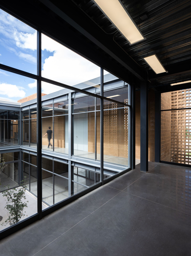 Envases Microonda 办公建筑 | 灵活布局与绿色环境的完美融合