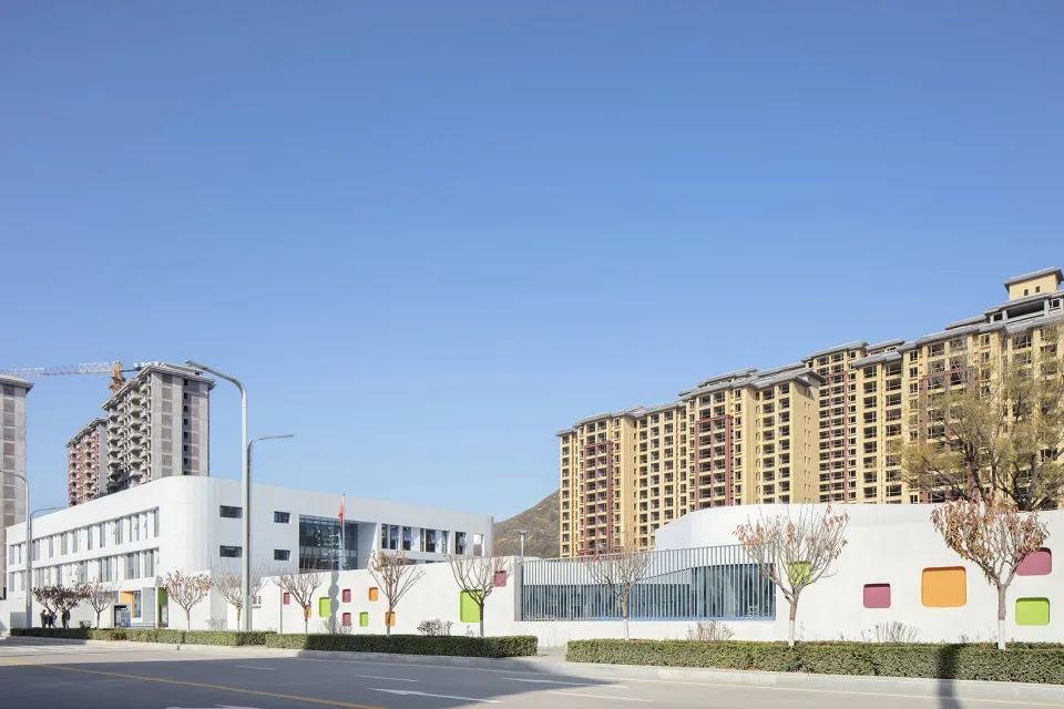 黄陵县新区幼儿园 | 自然开放的空间设计