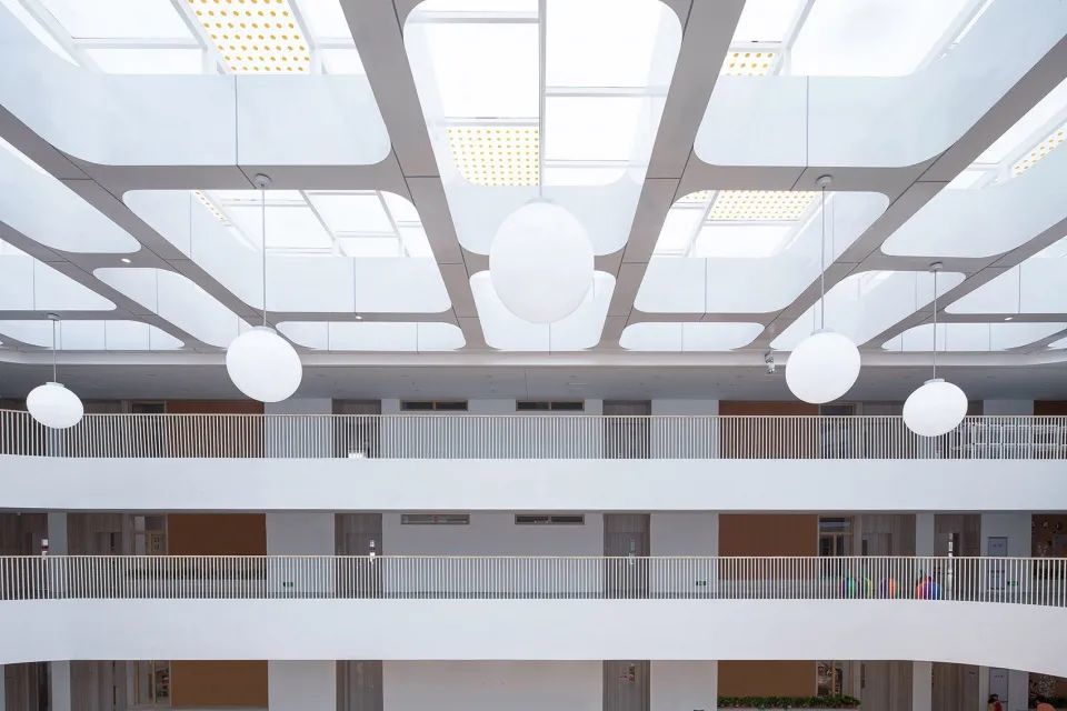 黄陵县新区幼儿园 | 自然开放的空间设计