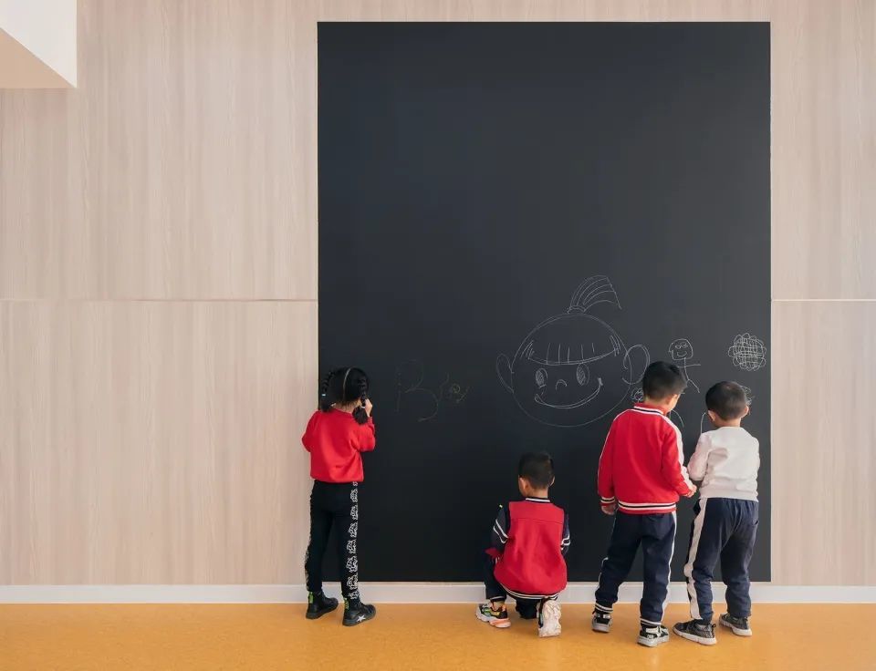黄陵县新区幼儿园 | 自然开放的空间设计