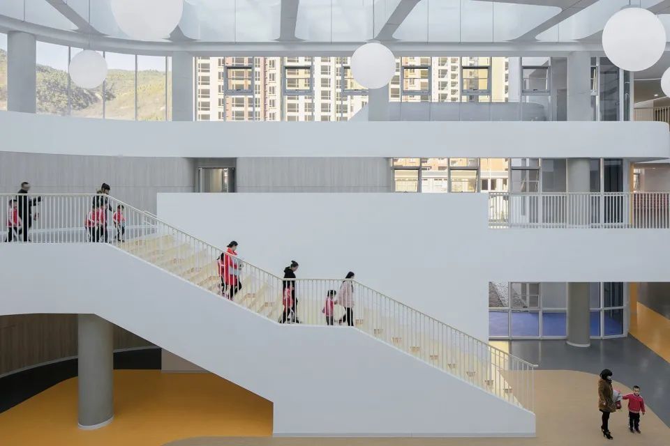 黄陵县新区幼儿园 | 自然开放的空间设计