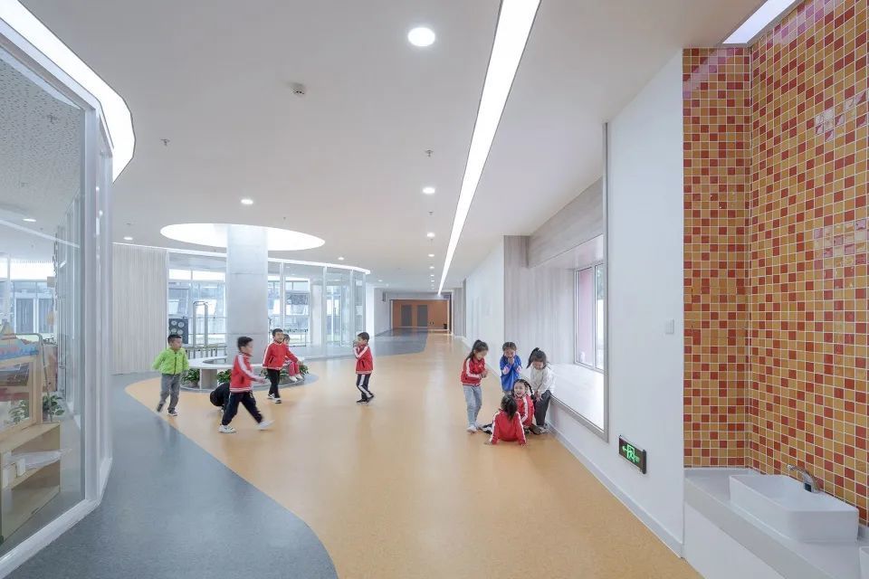 黄陵县新区幼儿园 | 自然开放的空间设计