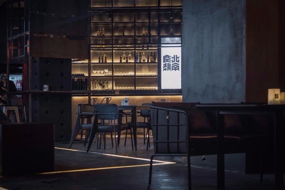 水泥工业风酒吧，诠释现代空间美学