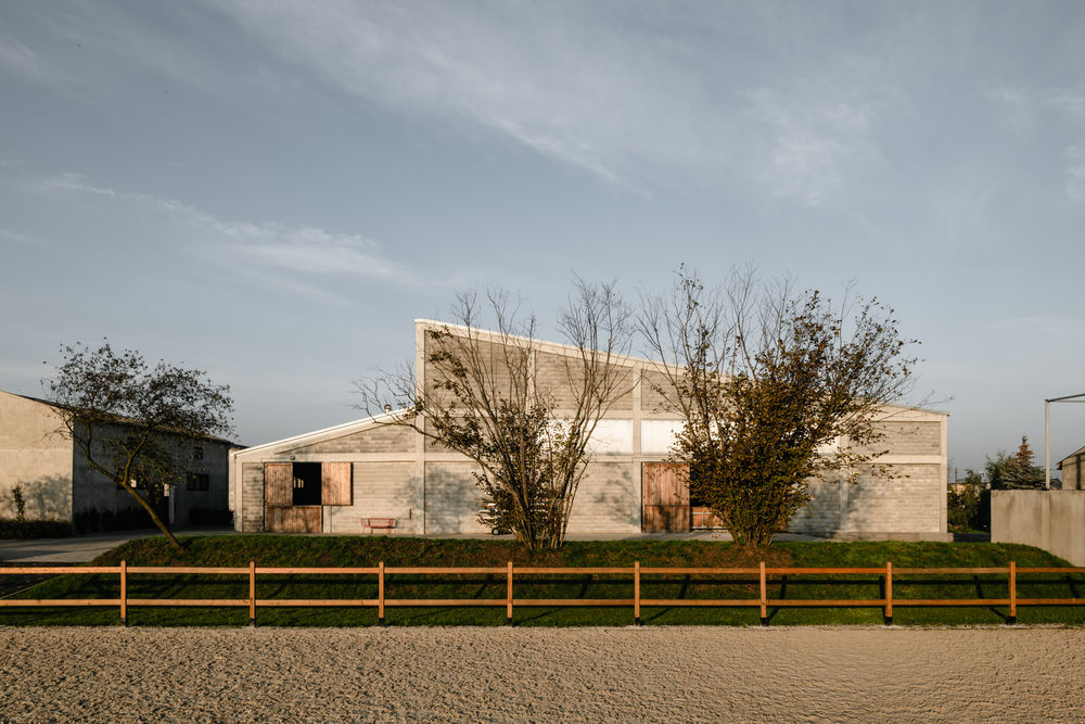 "乡村马厩的现代诠释 | Horse House Stable"