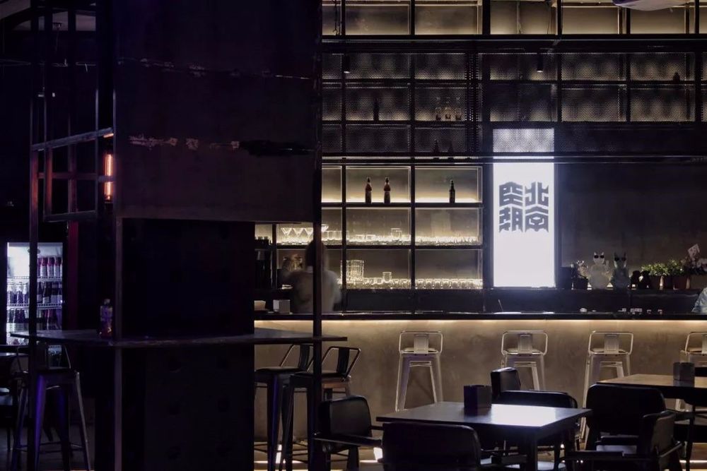 水泥工业风酒吧，诠释现代空间美学
