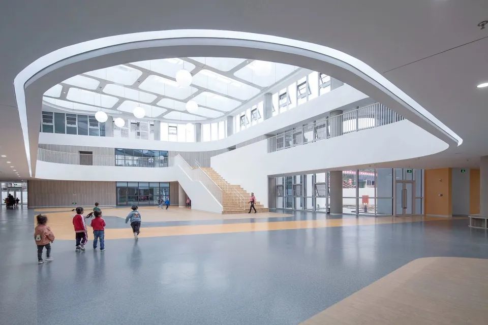 黄陵县新区幼儿园 | 自然开放的空间设计