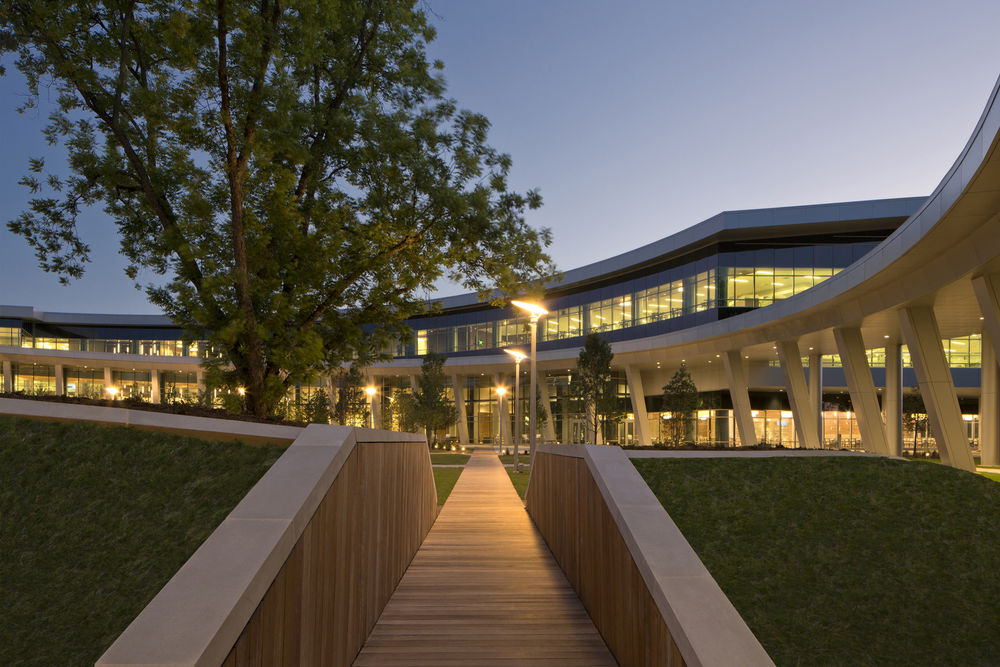 绿意盎然的技术中心—— CenturyLink Technology Center of Excellence