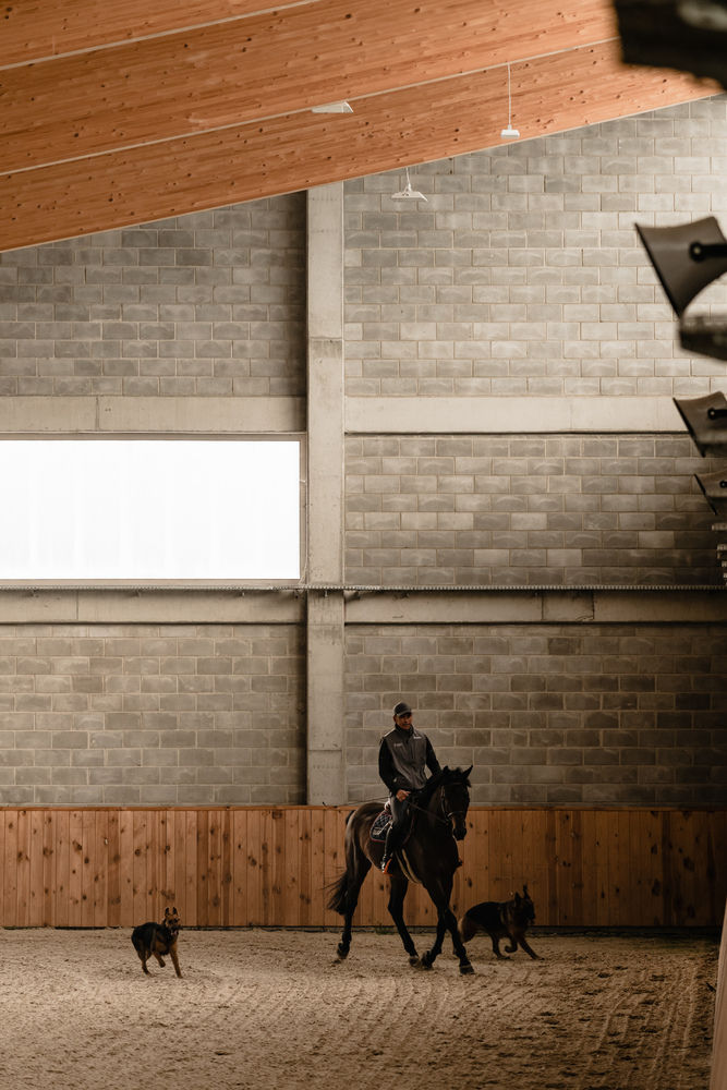 "乡村马厩的现代诠释 | Horse House Stable"