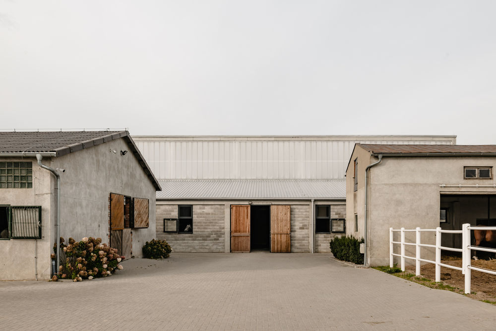"乡村马厩的现代诠释 | Horse House Stable"
