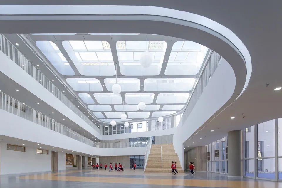 黄陵县新区幼儿园 | 自然开放的空间设计