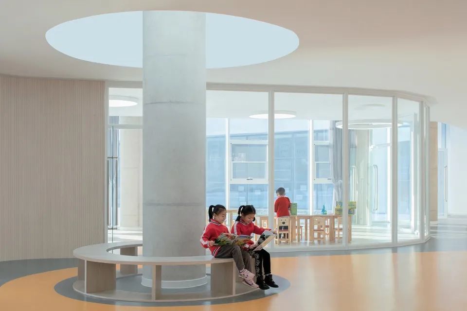 黄陵县新区幼儿园 | 自然开放的空间设计