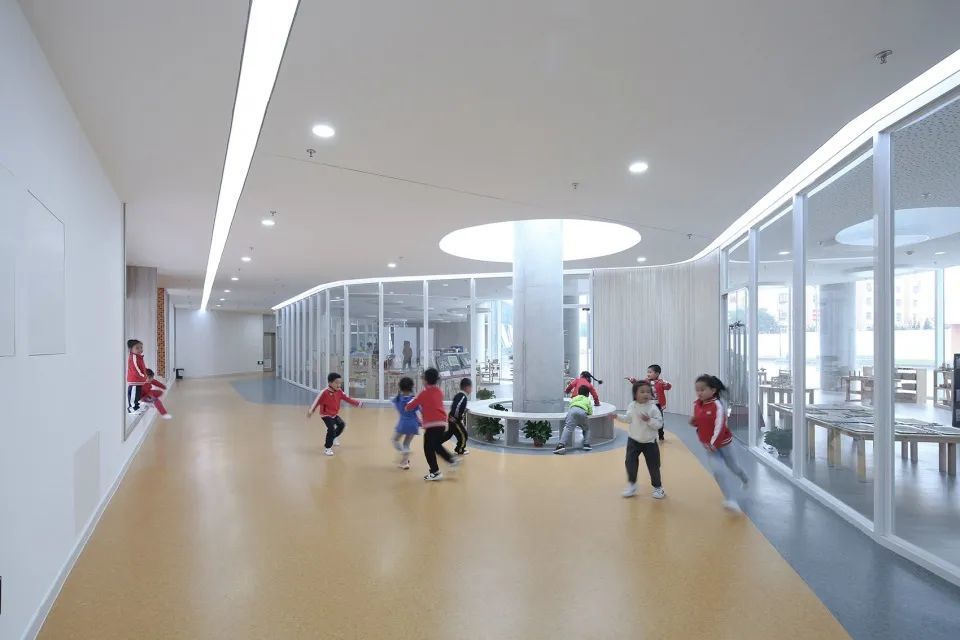 黄陵县新区幼儿园 | 自然开放的空间设计