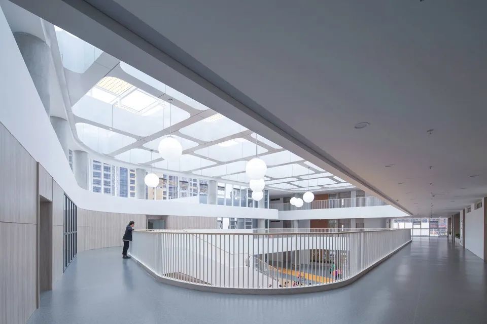 黄陵县新区幼儿园 | 自然开放的空间设计