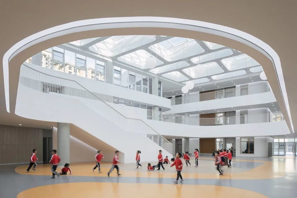 黄陵县新区幼儿园 | 自然开放的空间设计