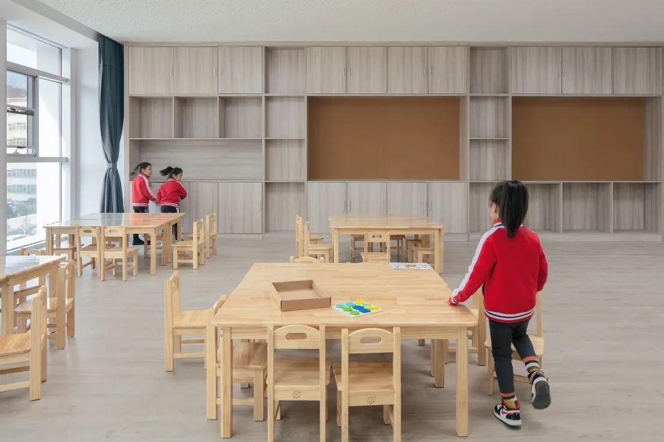 黄陵县新区幼儿园 | 自然开放的空间设计