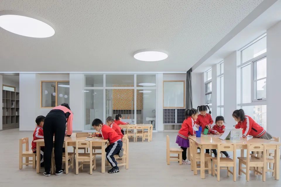 黄陵县新区幼儿园 | 自然开放的空间设计