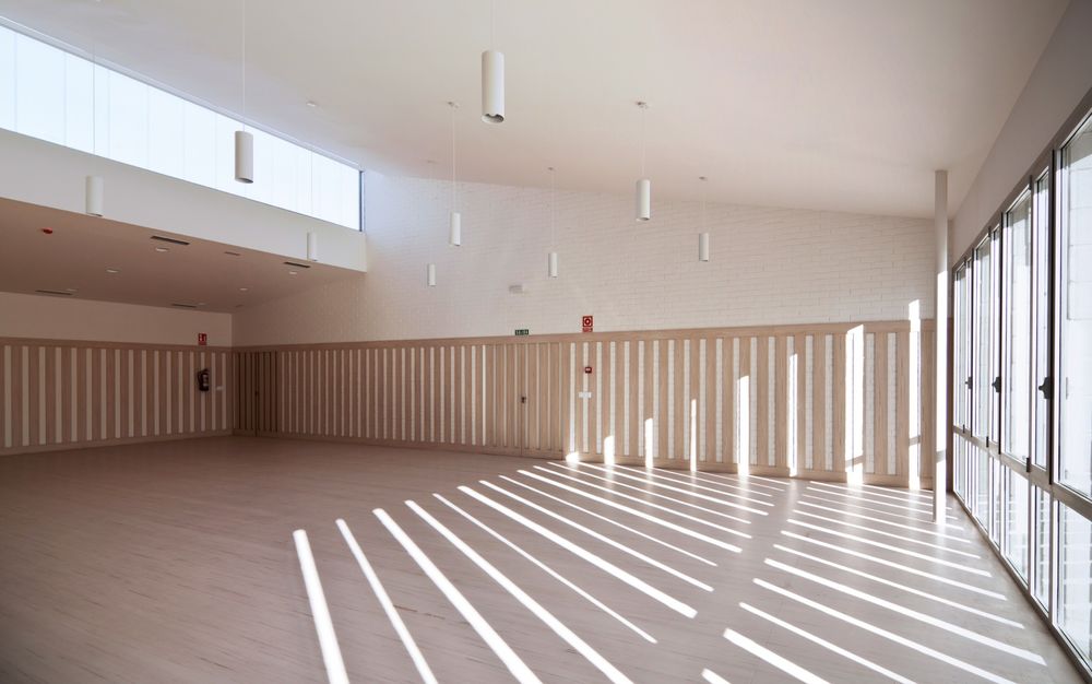 Óscar Miguel Ares Álvarez 打造温馨养老院——Housing for the Elderly