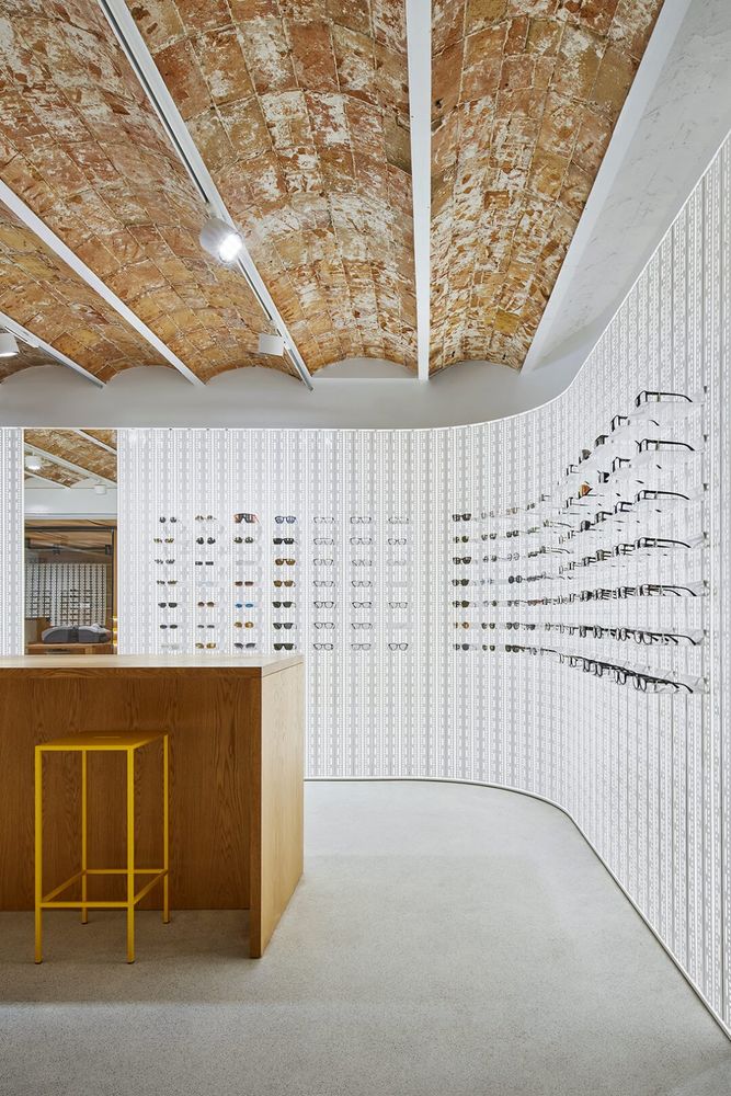 巴塞罗那 MYKITA 眼镜店 | 白色金属隔墙打造现代地方特色空间