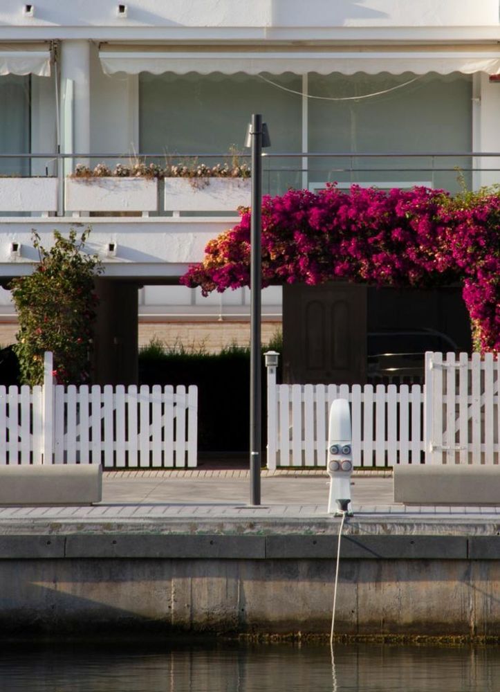 西班牙 Port d’Aro Sailing Club 精致照明与家具设计