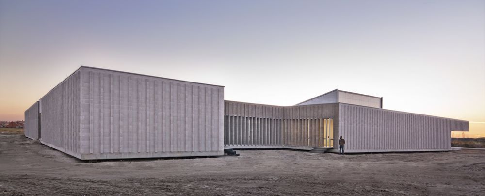 Óscar Miguel Ares Álvarez 打造温馨养老院——Housing for the Elderly