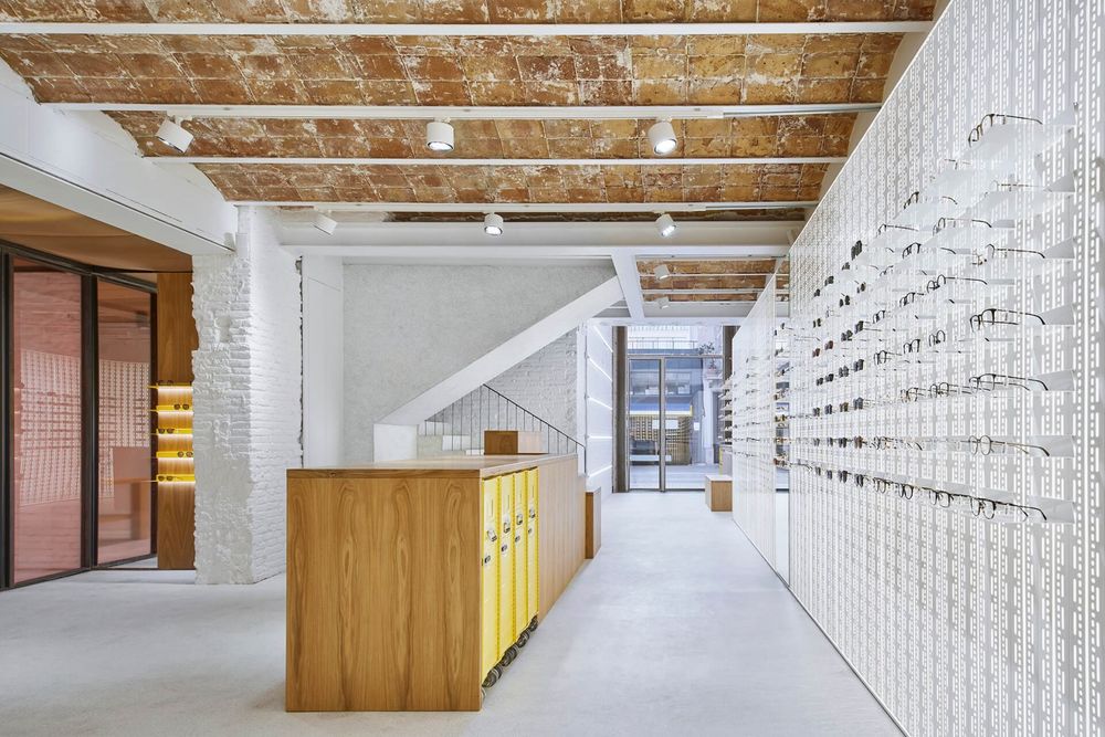 巴塞罗那 MYKITA 眼镜店 | 白色金属隔墙打造现代地方特色空间