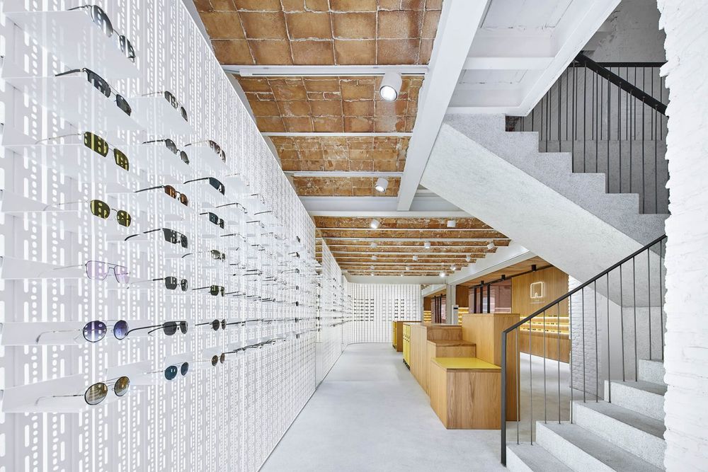 巴塞罗那 MYKITA 眼镜店 | 白色金属隔墙打造现代地方特色空间