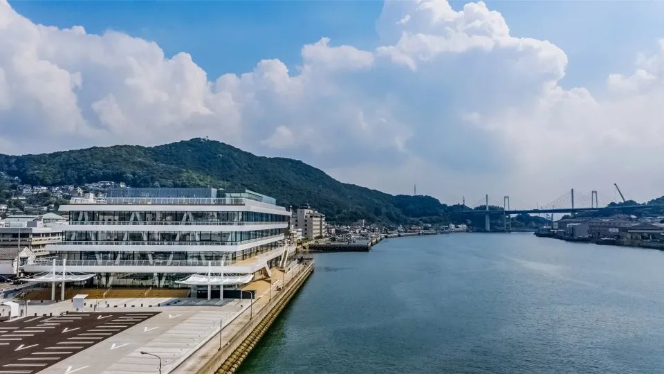 海上浮舟般的政府大楼 | 尾道市政府大楼