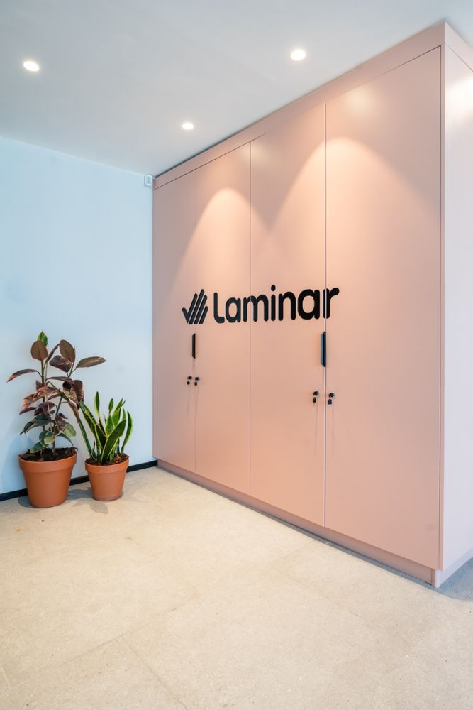 Shir Bargil Studio 打造温馨自然光氛围的 Laminar 办公室