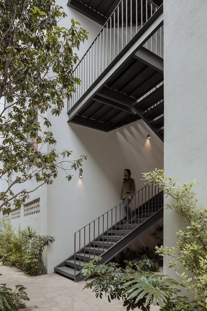 墨西哥 Hacienda Santa Bárbara 107 公寓，绿色生态阳台打造舒适生活空间