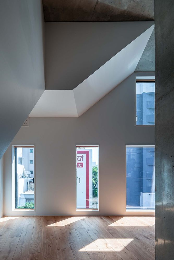 Florian Busch Architects 打造日本斜坡顶部的 NOBORI 大楼，向上攀爬的设计惊艳！