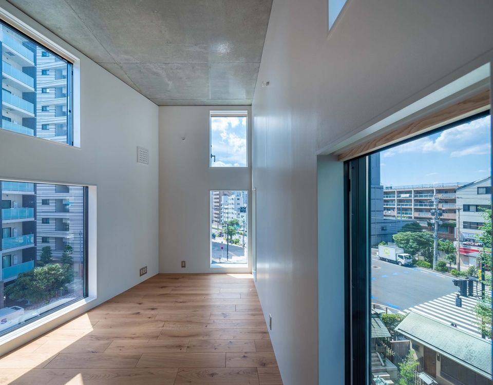 Florian Busch Architects 打造日本斜坡顶部的 NOBORI 大楼，向上攀爬的设计惊艳！