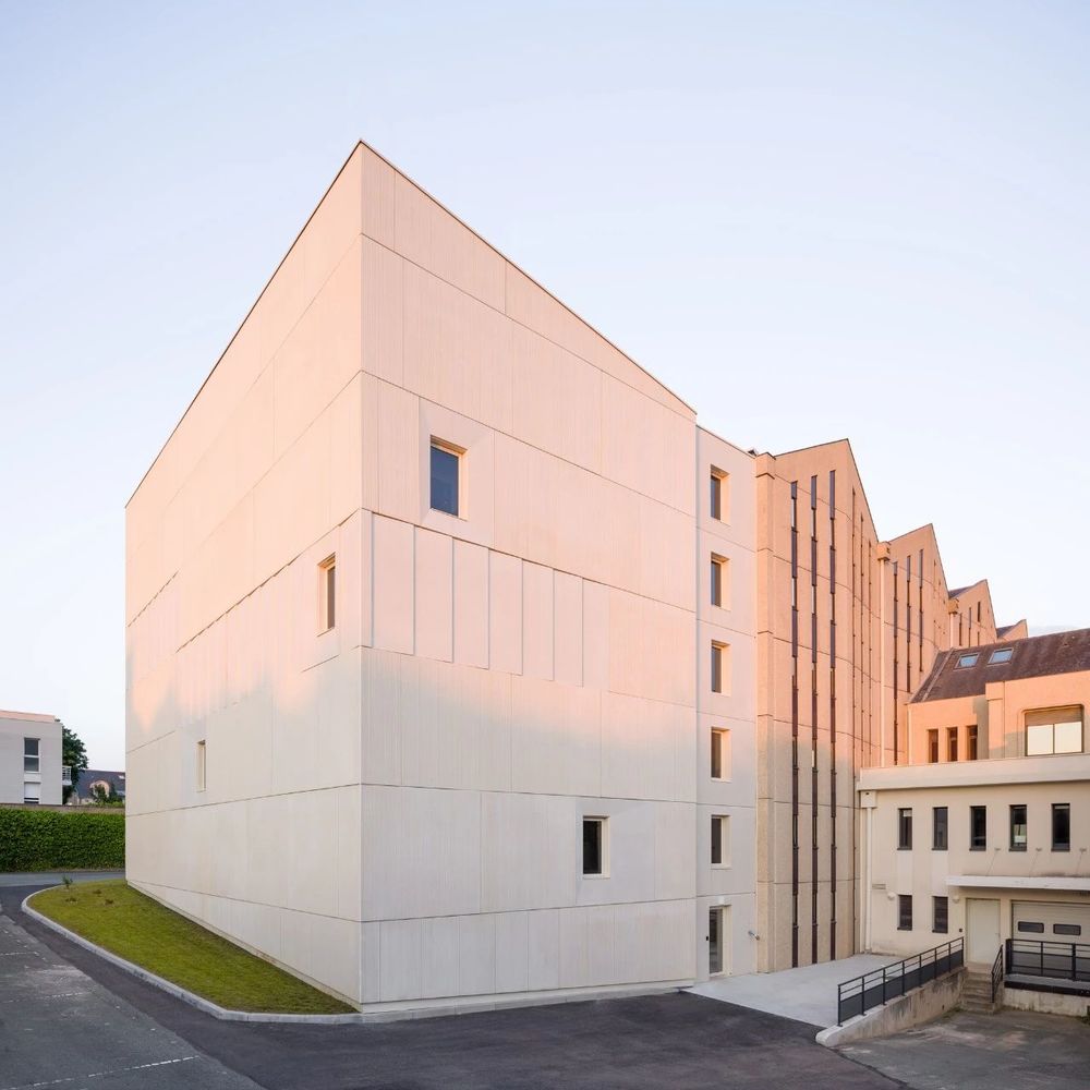 法国安格斯市档案馆建筑 | 纯净优雅的立面，锯齿形屋顶线