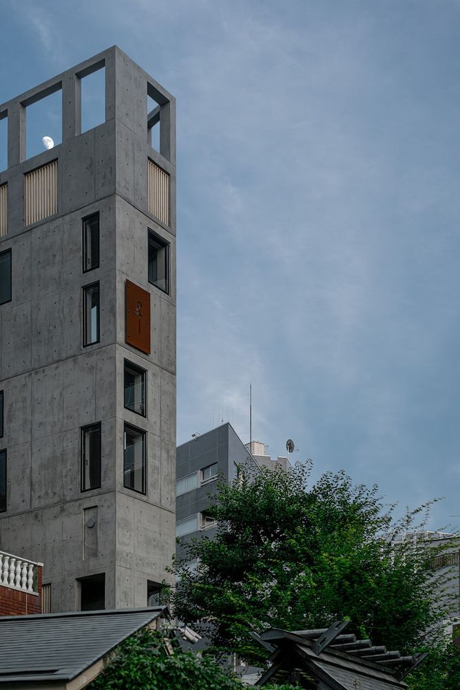 Florian Busch Architects 打造日本斜坡顶部的 NOBORI 大楼，向上攀爬的设计惊艳！