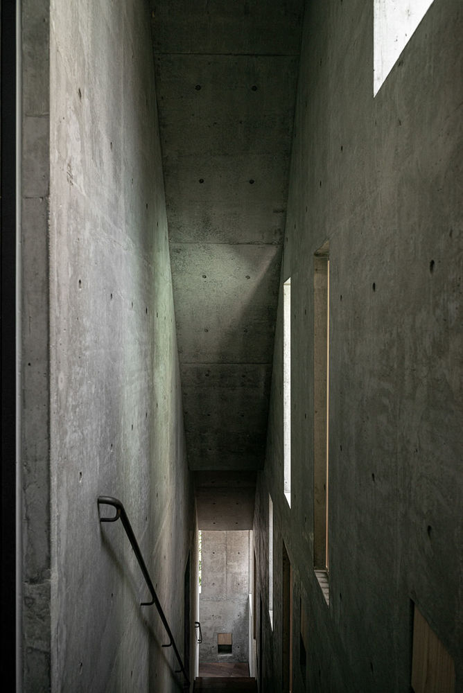 Florian Busch Architects 打造日本斜坡顶部的 NOBORI 大楼，向上攀爬的设计惊艳！