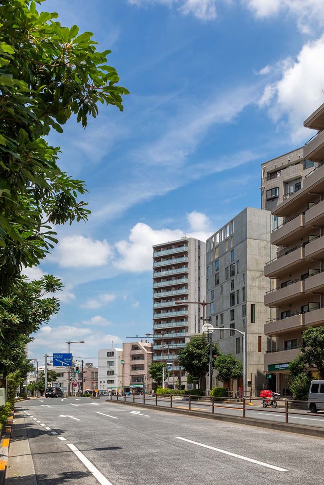 Florian Busch Architects 打造日本斜坡顶部的 NOBORI 大楼，向上攀爬的设计惊艳！
