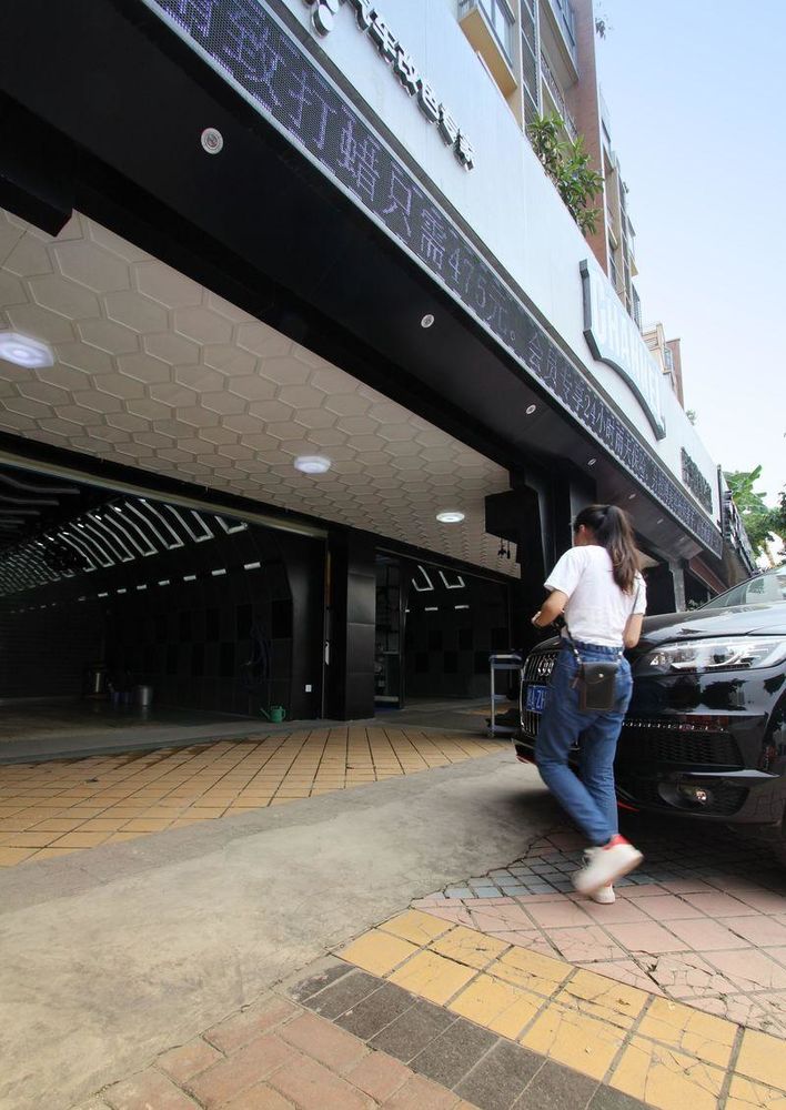 工业金属风CHINNAL汽车美容店，打造科技感视觉体验