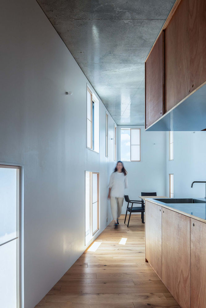 Florian Busch Architects 打造日本斜坡顶部的 NOBORI 大楼，向上攀爬的设计惊艳！