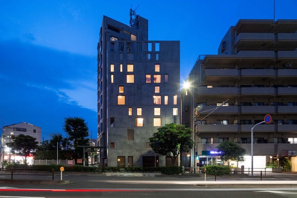 Florian Busch Architects 打造日本斜坡顶部的 NOBORI 大楼，向上攀爬的设计惊艳！