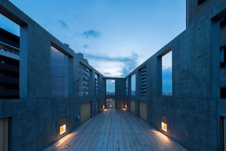 Florian Busch Architects 打造日本斜坡顶部的 NOBORI 大楼，向上攀爬的设计惊艳！