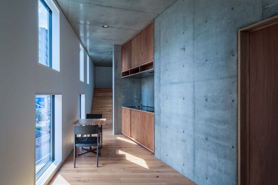 Florian Busch Architects 打造日本斜坡顶部的 NOBORI 大楼，向上攀爬的设计惊艳！