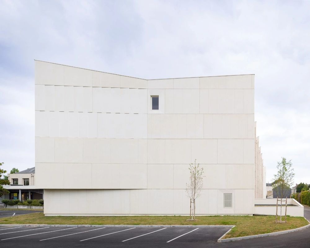 法国安格斯市档案馆建筑 | 纯净优雅的立面，锯齿形屋顶线