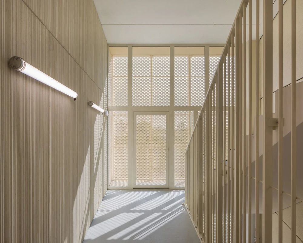 法国安格斯市档案馆建筑 | 纯净优雅的立面，锯齿形屋顶线