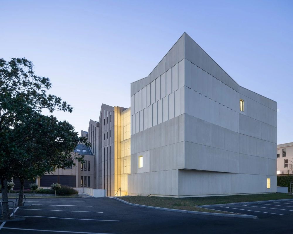 法国安格斯市档案馆建筑 | 纯净优雅的立面，锯齿形屋顶线