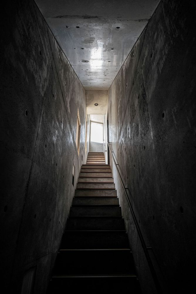 Florian Busch Architects 打造日本斜坡顶部的 NOBORI 大楼，向上攀爬的设计惊艳！